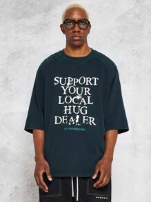 SUMWON 插肩袖水洗 T 恤，带有 Hug Dealer 图形印花 - 墨綠色 - 查看 1