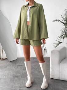 SHEIN Essnce Camisa unicolor con botón delantero de hombros caídos & Shorts