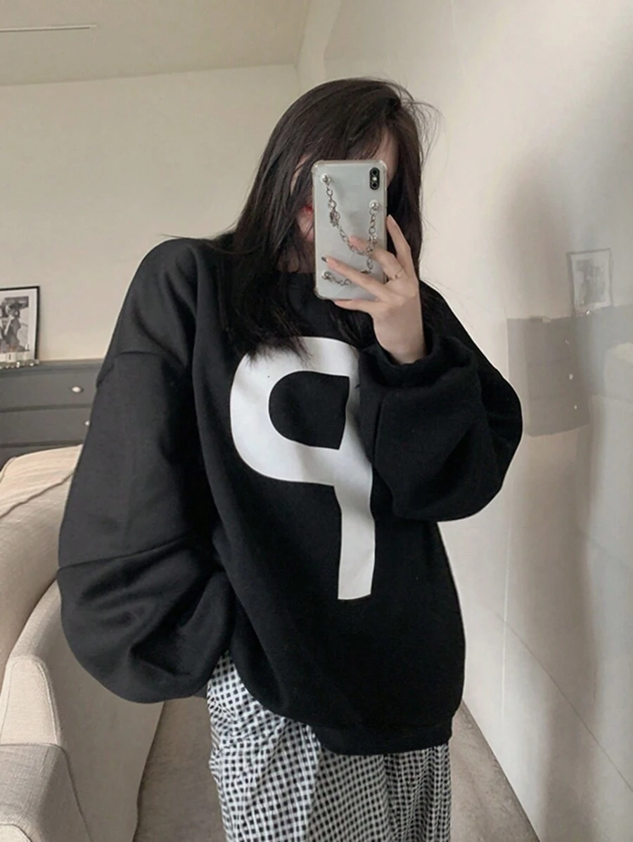 DAZY Pullover amplio con estampado de letra de hombros caídos - Negro - Ver 1