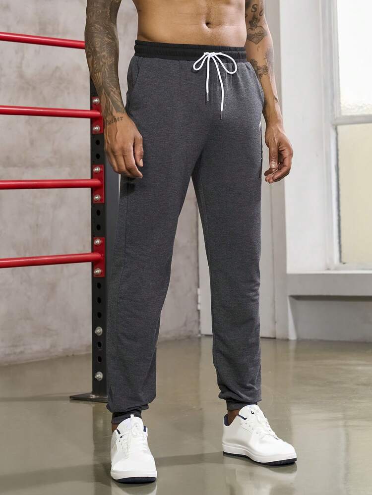 Manfinity Sport Corelite Calças esportivas masculinas com letras gráficas, bolso inclinado, cordão na cintura, calças de moletom masculinas, calças de moletom masculinas, calças de moletom para homens, calças de moletom para homens, calças de corrida cinza masculinas - Cinza escuro - Ver 5