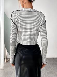 SHEIN Essnce Camiseta con estampado de rayas con botón delantero ribete en forma de lechuga