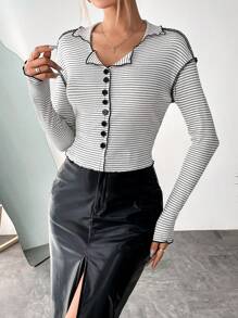 SHEIN Essnce Camiseta con estampado de rayas con botón delantero ribete en forma de lechuga