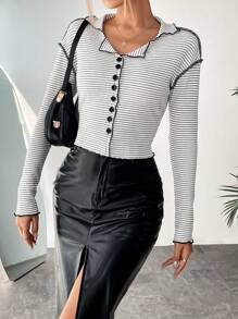 SHEIN Essnce Camiseta con estampado de rayas con botón delantero ribete en forma de lechuga