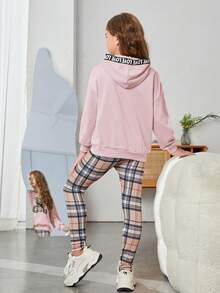 SHEIN Cô gái Tween Gấu Thêu Thả vai Hoodie & Kẻ sọc Xà cạp - Màu Hồng baby - Xem 2