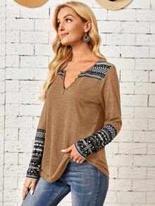 EMERY ROSE 幾何印花缺口領T恤 - 卡其色 - 查看 4