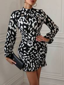 SHEIN Clasi Vestido ajustado con estampado de manga amplia bajo con fruncido - Negro - Ver 3