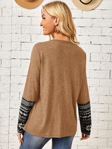 EMERY ROSE 幾何印花缺口領T恤 - 卡其色 - 查看 2