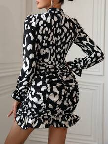 SHEIN Clasi Vestido ajustado con estampado de manga amplia bajo con fruncido - Negro - Ver 2