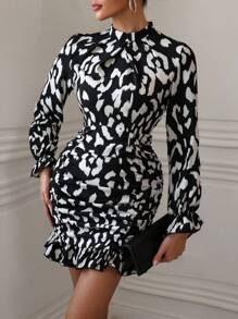 SHEIN Clasi Vestido ajustado con estampado de manga amplia bajo con fruncido - Negro - Ver 1