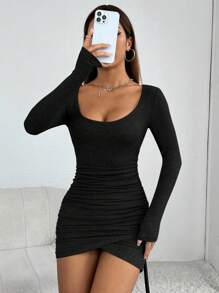 SHEIN PETITE Vestido Negro Ajustado Al Cuerpo Con Cuello Redondo, Detalle Fruncido Lateral Y Dobladillo Estilo Tulipán - Negro - Ver 3