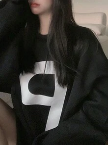 DAZY Pullover amplio con estampado de letra de hombros caídos - Negro - Ver 3