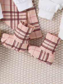 SHEIN 男嬰熊格紋T恤和褲子&連身褲&帽&圍兜&1雙手套&1雙襪子&襁褓毯子 - 彩色 - 查看 4