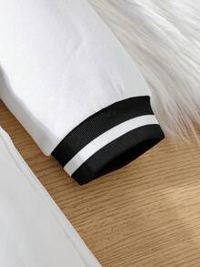 SHEIN 女大童字母貼布條紋飾邊連帽夾克&百褶半身裙 - 黑與白 - 查看 5