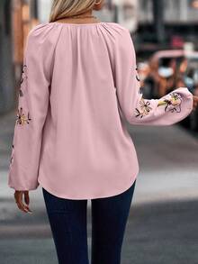 SHEIN Clasi 花卉刺繡圖案缺口領插肩袖弧形下擺襯衫 - 粉色 - 查看 2