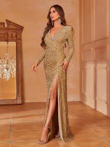 Faeriesty 这款优雅的女士正式晚礼服采用引人注目的深V领、交叉设计和高开衩，凸显身材曲线，完美展现女性魅力。它是出席盛大晚宴、周年庆典、新年派对、红毯活动、盛大新年舞会和夏季假期的理想之选。 - 香檳色 - 查看 5