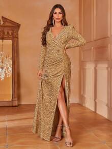 Faeriesty 这款优雅的女士正式晚礼服采用引人注目的深V领、交叉设计和高开衩，凸显身材曲线，完美展现女性魅力。它是出席盛大晚宴、周年庆典、新年派对、红毯活动、盛大新年舞会和夏季假期的理想之选。 - 香檳色 - 查看 3