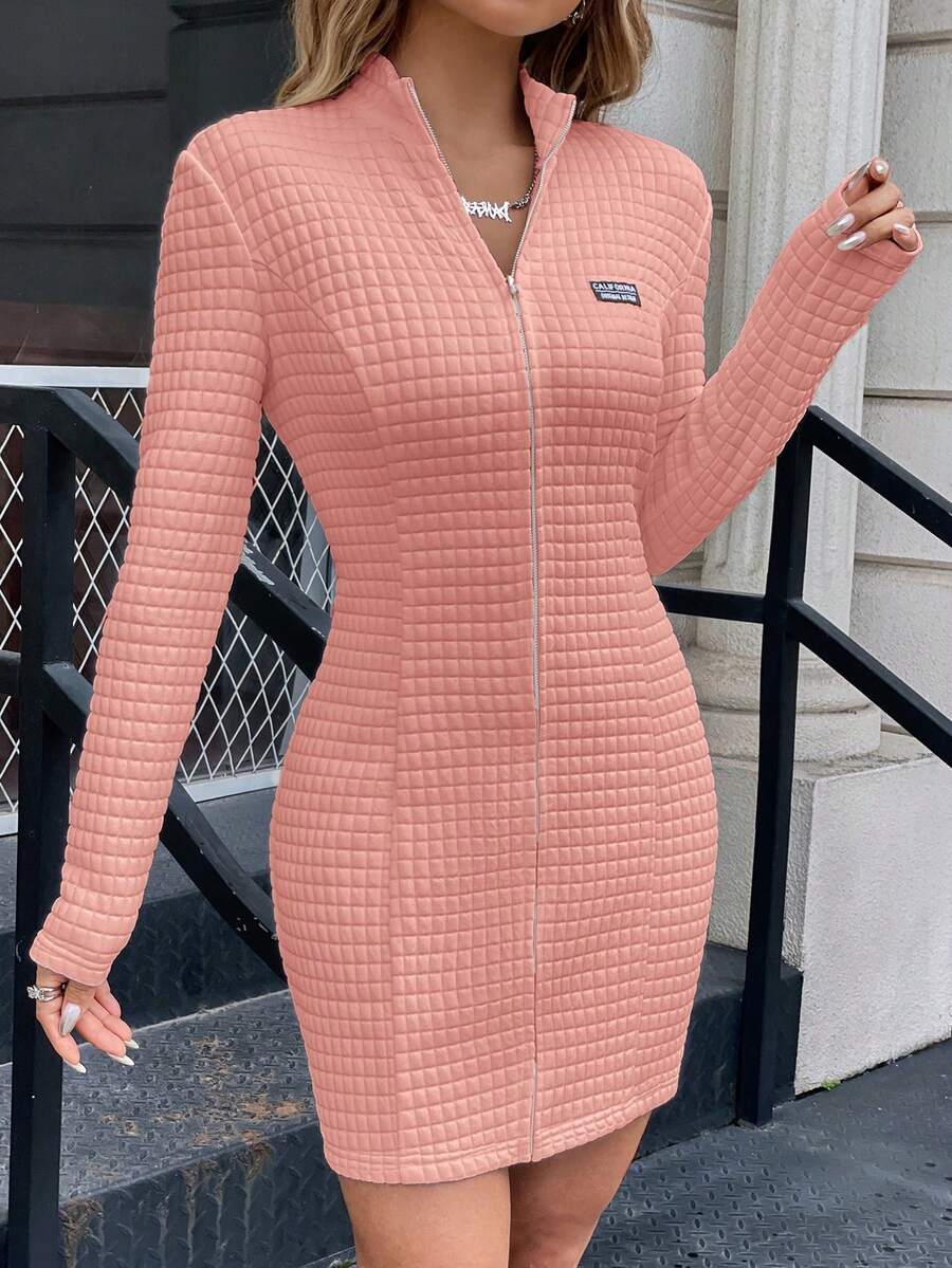 SHEIN EZwear 字母補丁細節拉鏈開襟緊身洋裝 - 粉色 - 查看 1