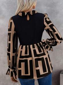 EMERY ROSE 幾何印花荷葉袖花邊下擺上衣 - 卡其色 - 查看 2