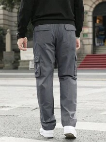 Manfinity LEGND Calça cargo casual masculina com detalhe de patch de letra, bolsos com abas, cintura lateral com cordão - Chumbo - Visão 2