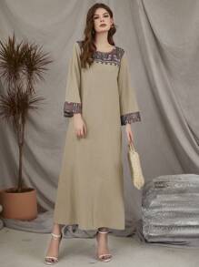 Al Najma 幾何印花對比直筒阿拉伯連衣裙 - 卡其色 - 查看 1