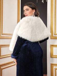 Modelyn Hơn Mở Mặt trước 	
Fuzzy áo - trắng - Xem 2