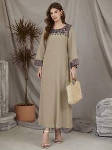 Al Najma 幾何印花對比直筒阿拉伯連衣裙 - 卡其色 - 查看 3