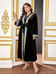 Al Najma 大碼凸花蕾絲貼花腰帶絲絨洋裝 - 黑色 - 查看 3