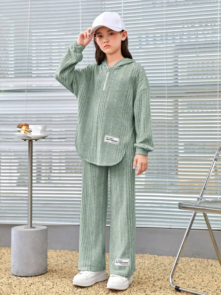 SHEIN تي شيرت وبنطلون مدرز بالحروف منخفض الاكتاف قبعة بنت طفل