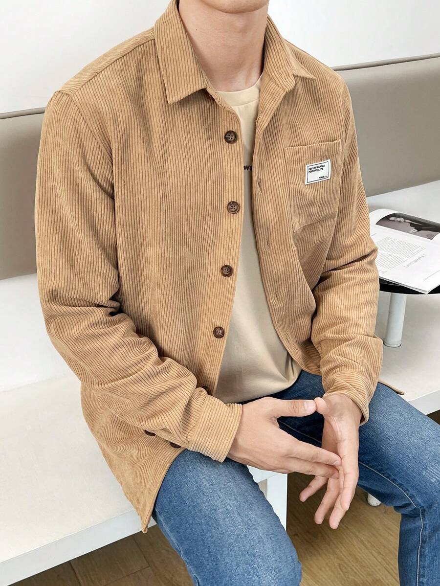 Manfinity RebelGame 男款寬鬆貝德魯服飾,帶口袋和字母貼片細節的灰色粗線呢襯衫 - 卡其色 - 查看 1