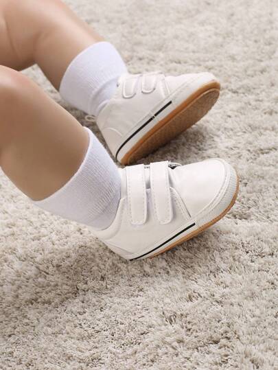 适合 0-1 岁婴儿的春秋季白色软底防滑运动鞋