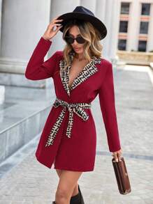 SHEIN Clasi Đồ họa Chữ cái Thắt lưng Váy blazer - Màu Đỏ Sâu - Xem 3