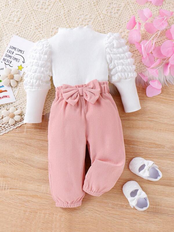 Conjunto de 2 piezas para bebé niña con top de cuello alto de manga abultada y pantalones largos con decoración de mariposa