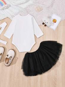 SHEIN 女嬰字母圖案連身背心&前蝴蝶結網紗覆蓋半身裙 - 黑與白 - 查看 2