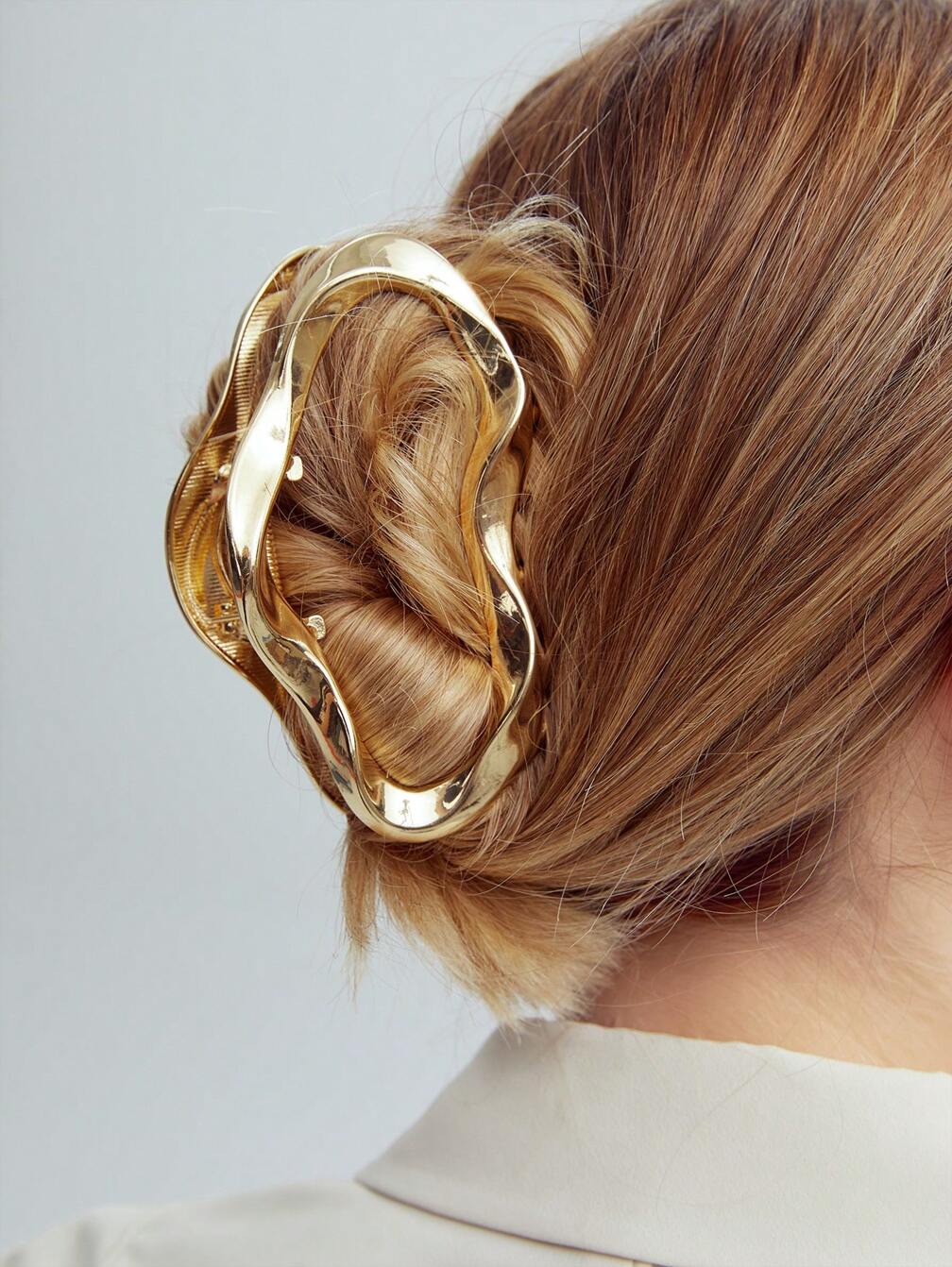 GOLD-PLATED HOLLOW OUT ASYMMETRIC-SHAPED HAIR CLIP ELEGANT  display picture 3