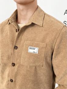 Manfinity RebelGame 男款寬鬆貝德魯服飾,帶口袋和字母貼片細節的灰色粗線呢襯衫 - 卡其色 - 查看 4