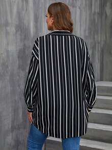 SHEIN LUNE Camisa De Bolsillo Con Rayas De Talla Grande Y Parche - Blanco y Negro - Ver 3