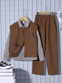 SHEIN 男大童1入組字母補丁細節夾克背心和1入組長褲和1入組雙色格子襯衫 - 卡其色 - 查看 1