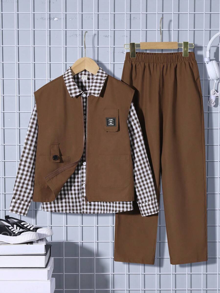 SHEIN 男大童1入組字母補丁細節夾克背心和1入組長褲和1入組雙色格子襯衫 - 卡其色 - 查看 1