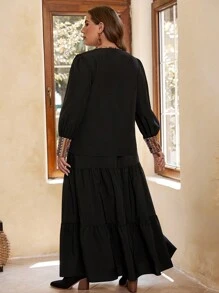 SHEIN VCAY 大碼幾何印花缺口領上衣&荷葉邊半身裙不附腰帶 - 黑色 - 查看 2