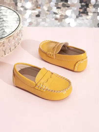 男童时尚亮面平底乐福鞋