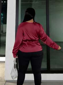 Slaydiva 大碼前扭結不對稱下擺緞面襯衫 - 酒紅色 - 查看 2