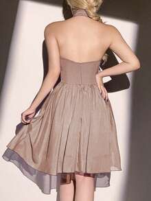 SHEIN Privé 素色繞頸露背褶邊緊身洋裝 - 藕粉色 - 查看 2