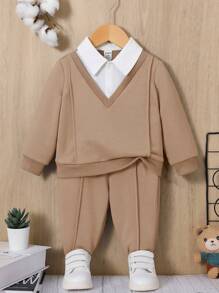 SHEIN 2 件套舒适男童休闲二合一运动衫和裤子套装 - 卡其色 - 查看 1