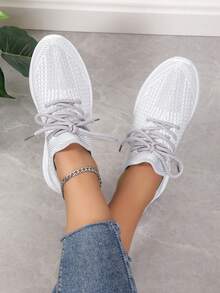 時尚和舒服的繫帶運動鞋適用於休閒穿戴