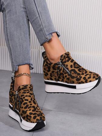 女士厚底坡跟运动鞋，舒适轻便，休闲运动鞋款式，采用拉链面料设计。如果您脚背较高，建议选购大一码。