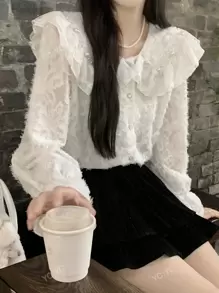 Blusa de manga larga con cuello amplio de volantes y textura esponjosa
