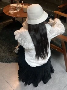 Blusa de manga larga con cuello amplio de volantes y textura esponjosa