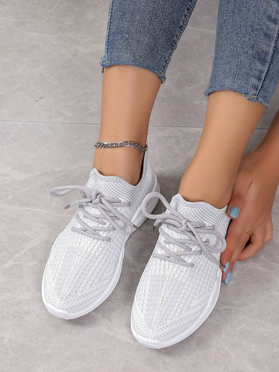 時尚和舒服的繫帶運動鞋適用於休閒穿戴