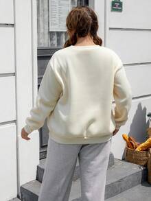 SHEIN EZwear Hơn Giáng sinh Đồ họa Khẩu hiệu Thả vai Áo nỉ - Màu be - Xem 2