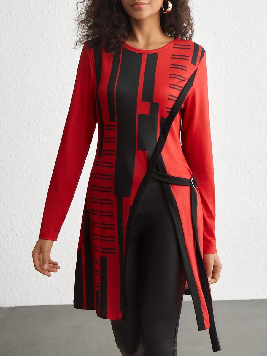 SHEIN Unity Camiseta con estampado geométrico con diseño con hebilla bajo asimétrico - Rojo - Ver 1
